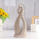Escultura de casal em resina com acabamento arenito. Design emocional, ideal para presentear ou decorar com afeto.