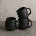 Kit com 2 canecas bojudas de porcelana 260ml, ideais para café, chá ou leite com estilo.