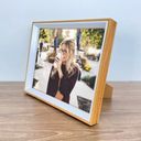 Porta-retrato 15x20 em MDF com vidro, design minimalista e acabamento natural. Ideal para fotos em ambientes internos.