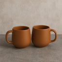 Kit com 2 canecas bojudas de porcelana 260ml, ideais para café, chá ou leite com estilo.