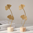 Escultura de folha dourada com base de madeira. Design moderno, elegante e naturalista para salas e escritórios.