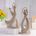 Escultura de casal em resina com acabamento arenito. Design emocional, ideal para presentear ou decorar com afeto.