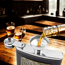 Kit de bolso com cantil 8oz, copo inox e funil. Revestido em couro e embalagem de presente elegante. Compacto e sofisticado.