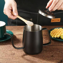 Bule inox pour over 350ml com tampa, ideal para cafés filtrados com elegância e controle.
