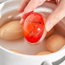 Temporizador Egg Timer cozinhando junto aos ovos, com escala visual de cozimento Soft, Medium e Hard.