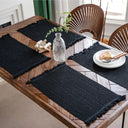 Jogo americano macramê retangular em algodão e linho, preto e branco, estilo boho Casa Splendida.