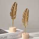 Escultura de folha dourada com base de madeira. Design moderno, elegante e naturalista para salas e escritórios.