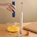 Mini mixer elétrico portátil com batedor fouet e corpo em aço, ideal para café, leite e shakes