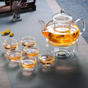 Chaleira de vidro com infusor 800ml sobre chama de fogão com chá borbulhando - Casa Splêndida