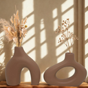 Dupla de vasos decorativos em cerâmica com design orgânico e cores neutras para uma decoração sofisticada.
