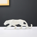 Escultura de pantera com design geométrico em resina. Elegância moderna para mesa, estante ou escritório.