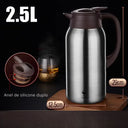 Garrafa térmica prata inox Casa Splendida com alça escura disponível nos tamanhos 2L e 2,5L
