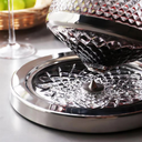 Decanter rotativo de cristal 1500ml com base giratória e acabamento espelhado para vinhos sofisticados.