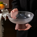 Fruteira com pedestal em estilo clássico — leve, elegante e ideal para decorar com frutas ou doces.