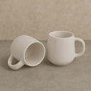 Kit com 2 canecas bojudas de porcelana 260ml, ideais para café, chá ou leite com estilo.