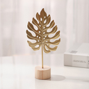 Escultura de folha dourada com base de madeira. Design moderno, elegante e naturalista para salas e escritórios.