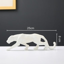 Escultura de pantera com design geométrico em resina. Elegância moderna para mesa, estante ou escritório.
