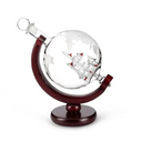 Decantador globo com 910ml, 2 copos de 300ml e funil. Peça decorativa com navio interno e base de madeira sofisticada.