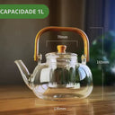 Chaleira de vidro 1L com infusor e alça de bambu natural, servida com chá em ambiente aconchegante - Casa Splêndida