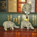 Estatuetas de elefante em resina que simbolizam amor e união. Decoração com significado.