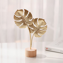 Escultura de folha dourada com base de madeira. Design moderno, elegante e naturalista para salas e escritórios.