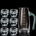 Conjunto de licor com jarra 300ml e 6 copos de 50ml em cristal. Acabamento azul e dourado. Luxo para servir com elegância.