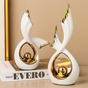 Escultura decorativa em cerâmica branca com dourado. Luxo refinado para salas, gabinetes, aparadores e escritórios.