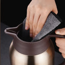 Garrafa térmica dourada Casa Splendida com alça escura, inox 316L e tamanhos 1L a 2,5L
