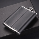 Kit de bolso com cantil 8oz, copo inox e funil. Revestido em couro e embalagem de presente elegante. Compacto e sofisticado.