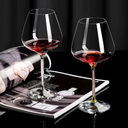 Conjunto com 2 taças de cristal lapidadas com design refinado e base facetada. Ideal para brindar com elegância e decorar com sofisticação.