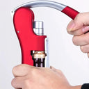 Abridor de Vinho e Saca-Rolhas com Alavanca Premium Casa Splendida vermelho em close mostrando a ação de extração da rolha.
