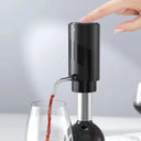Aerador de Vinho Elétrico Recarregável Casa Splendida encaixado na garrafa de vinho pronto para uso.