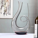 Detalhe do design em forma de cisne do Decanter de Vinho Cristal Cisne Casa Splendida, união de arte e funcionalidade.