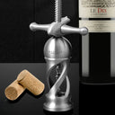 Abridor de vinho e saca-rolhas clássico em aço inoxidável 304, design luxuoso Casa Splendida ao lado de rolhas e garrafa de vinho.