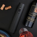 Kit para vinho Casa Splendida com abridor sendo recarregado via cabo USB.