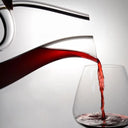 Serviço sofisticado com o Decanter de Vinho Cristal Cisne Casa Splendida, realçando aromas e sabores do vinho.