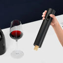 Pessoa servindo vinho com aerador Casa Splendida, destacando fluidez e sofisticação no uso.