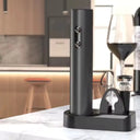 Kit de acessórios para vinho Casa Splendida com abridor elétrico USB sobre base preta e taça elegante ao fundo.