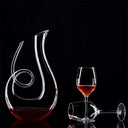 Decanter de Vinho Cristal Cisne Casa Splendida com vinho tinto decantado, pronto para ser servido com elegância.