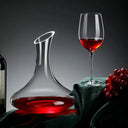 Modelo com alça do Decanter de Cristal Premium Casa Splendida, prático e sofisticado para servir vinhos.