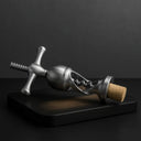Abridor de vinho manual ergonômico Casa Splendida em uso, extraindo rolha com suavidade e sem esforço.