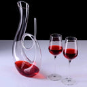 Decanter de Vinho Cristal Cisne Casa Splendida acompanhado de taças, ideal para jantares especiais e momentos de requinte.
