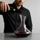 Vinho tinto servido após oxigenação no Decanter de Cristal Premium Casa Splendida, realçando aromas e sabores.
