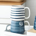 Canecas de cerâmica japonesa 500ml com listras azul-marinho e desenho de peixe branco - Casa Splêndida
