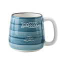 Canecas de cerâmica japonesa 500ml com listras azul-marinho e desenho de peixe branco - Casa Splêndida