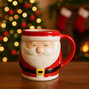 Caneca de Natal em cerâmica no formato de Papai Noel, em destaque sobre mesa de madeira com luz quente ao fundo.