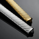 Detalhe do Faqueiro Royale Luxo em dourado com acabamento texturizado e elegante sobre fundo escuro.
