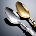 Colheres do Faqueiro Royale Luxo em prata e dourado, evidenciando o brilho e o design clássico.