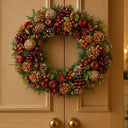 Guirlanda de Natal para Porta Casa Splendida – modelo vermelho com pinhas, frutinhas e folhagens verdes decorando porta de madeira