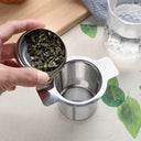 Infusor de chá em inox com malha fina e alças laterais para caneca, encaixe prático e elegante – Casa Splendida